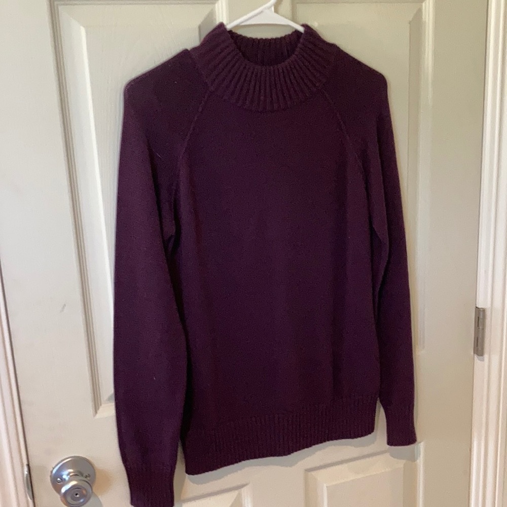 Turtle neck cotton sweater.